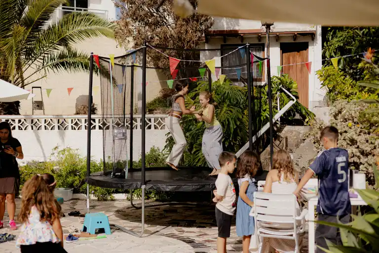 Cama elástica y juegos al aire libre en AlphaCamp